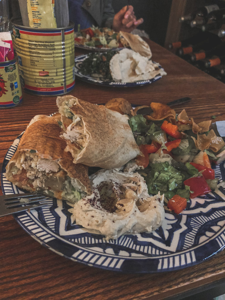 Sandwich libanais salade et houmous