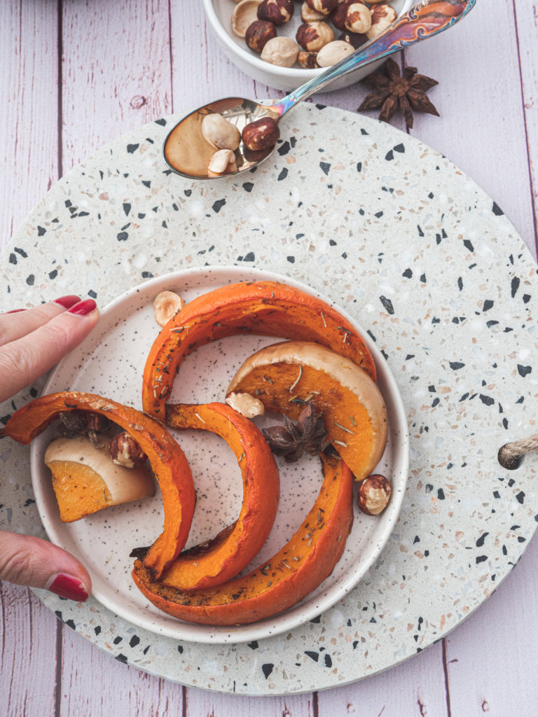 légumes d'automne rôtis, noisettes, pommes de pin et anis étoilé