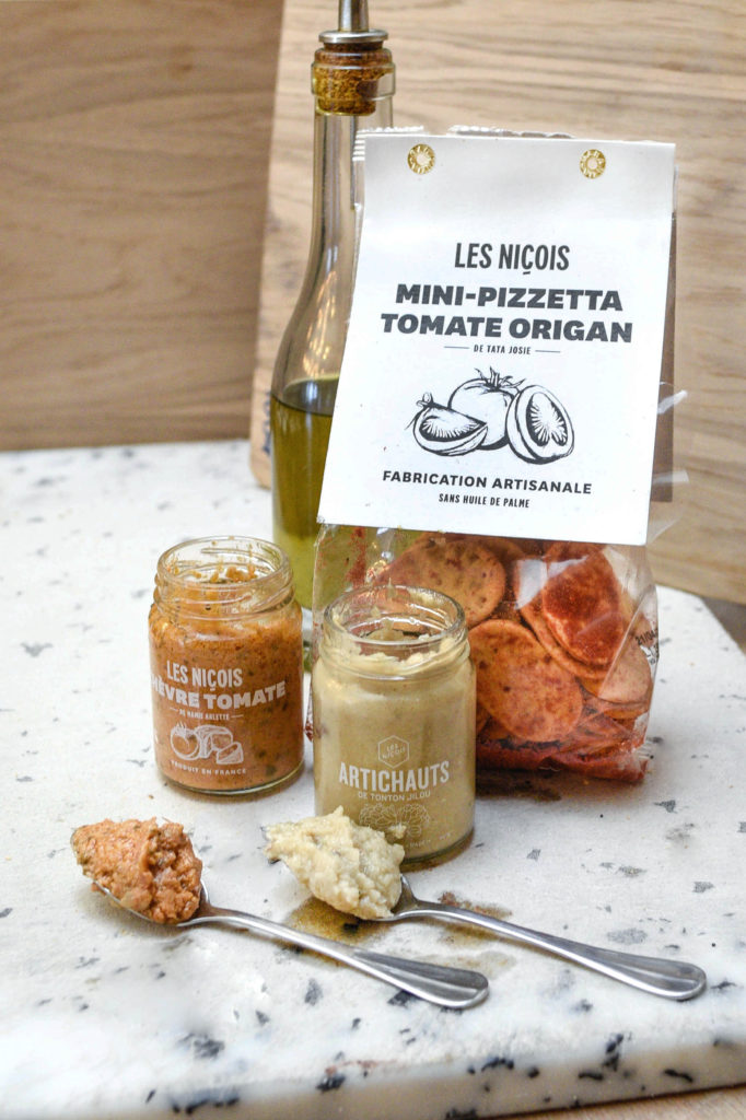 Pots de tartinables et biscuits apéritifs sur une table