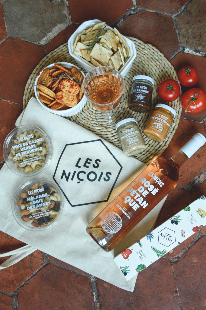Pots de tartinables et biscuits apéritifs sur une table