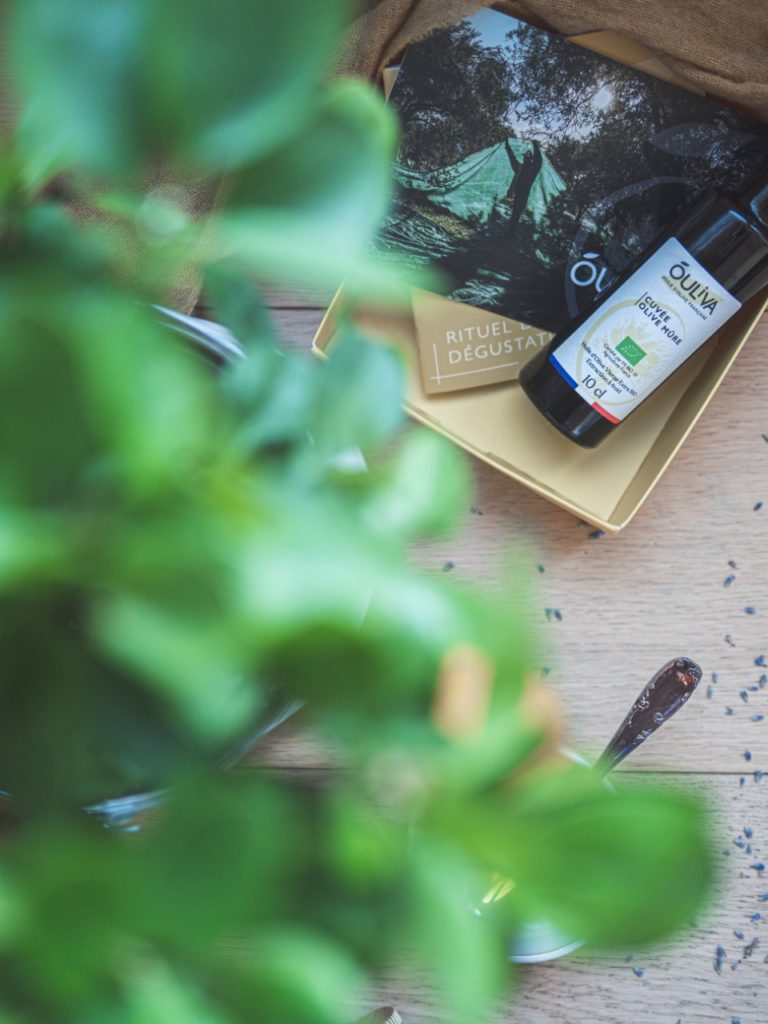 Petite cuillère remplie d'huile d'olive, coffret, végétal et lavande