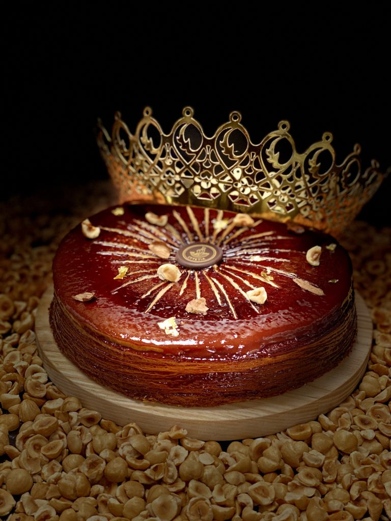 Galette dorée et éclats de noisette