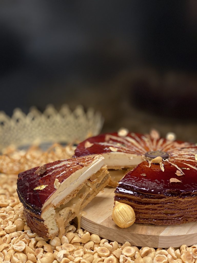 Galette dorée et éclats de noisette et fondant praliné