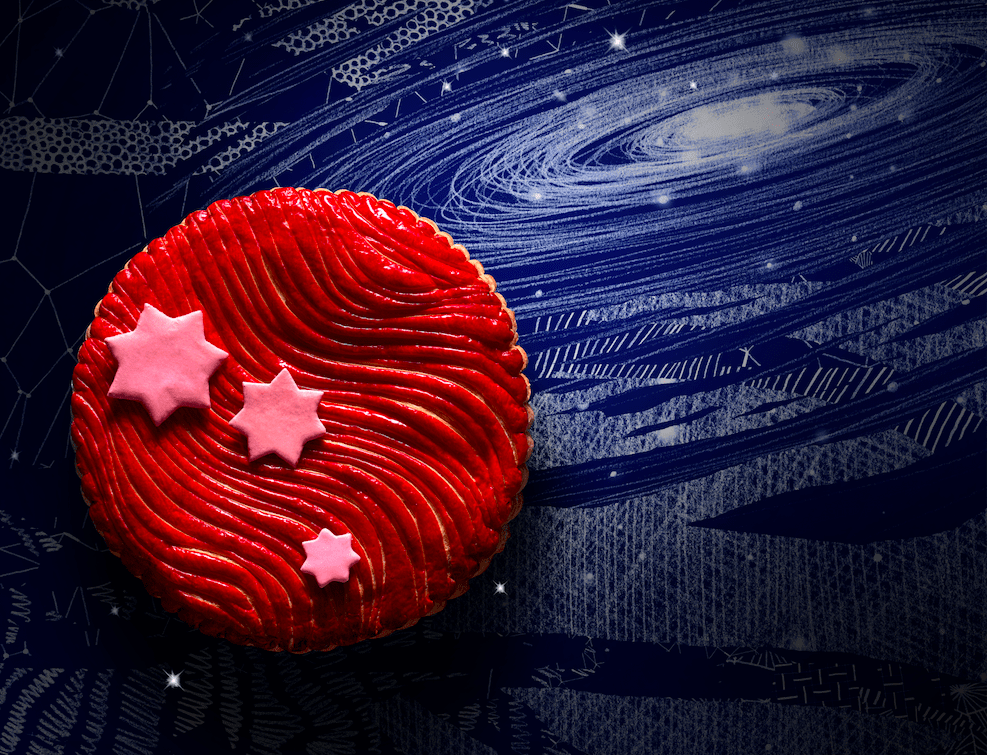 Galette rose avec trois étoiles roses sur le dessus